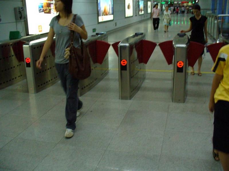 地鐵口通道閘案例 - 中出網(wǎng)-智能出入口與停車充電門戶