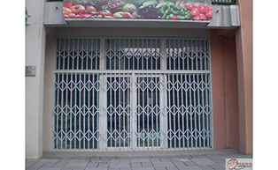 廣西河池市考漆不銹鋼拉閘門工程案例 - 中出網(wǎng)-智能出入口與停車充電門戶