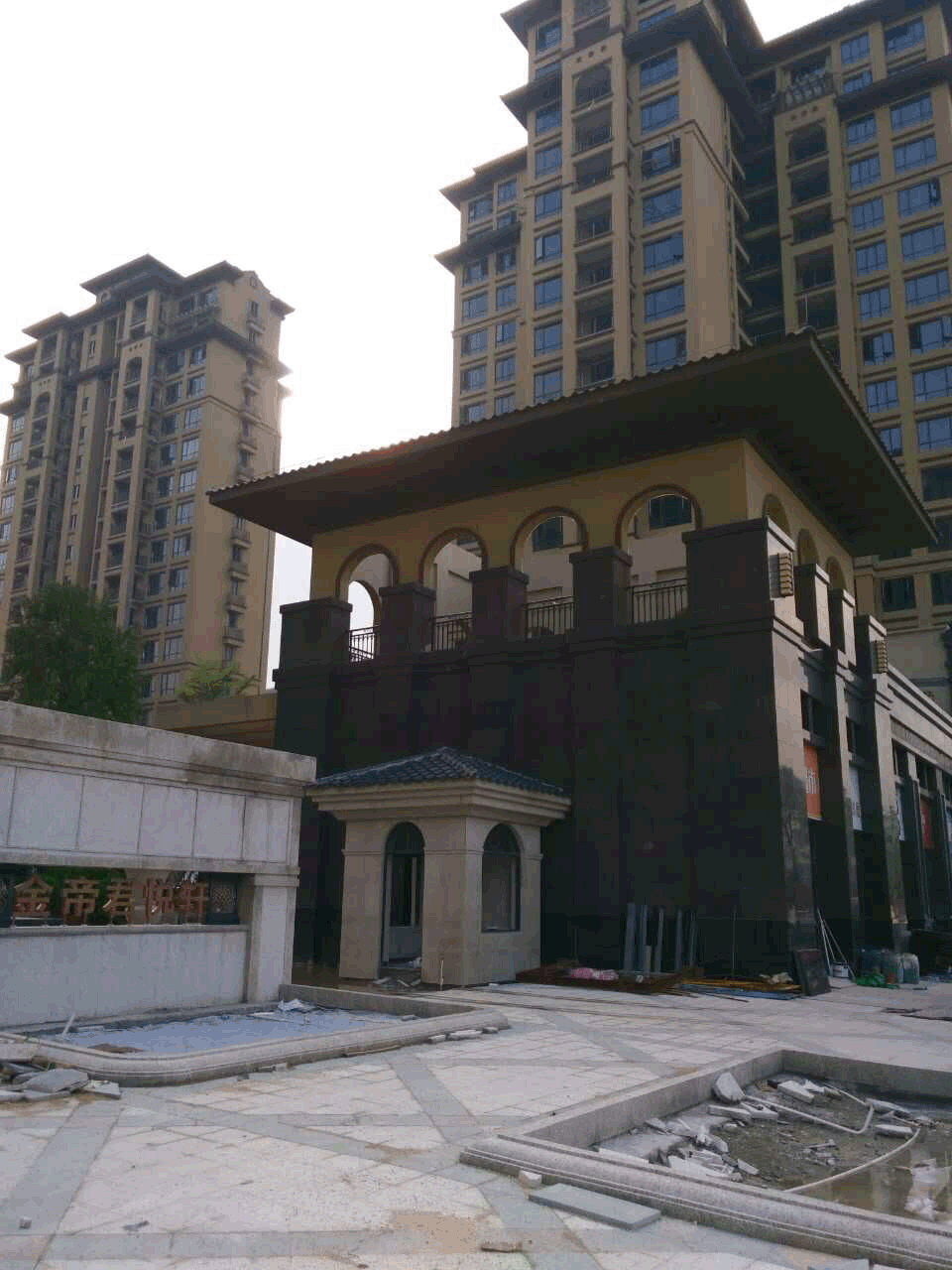 中山金帝君悅軒陽臺護欄案例 - 中出網(wǎng)-智能出入口與停車充電門戶