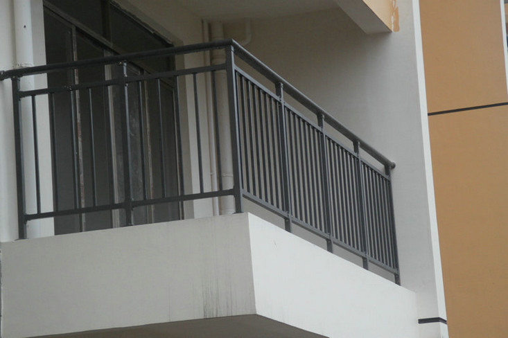 海南屯昌吉安小區(qū)組裝鋅合金陽(yáng)臺(tái)護(hù)欄案例 - 中出網(wǎng)-智能出入口與停車充電門戶