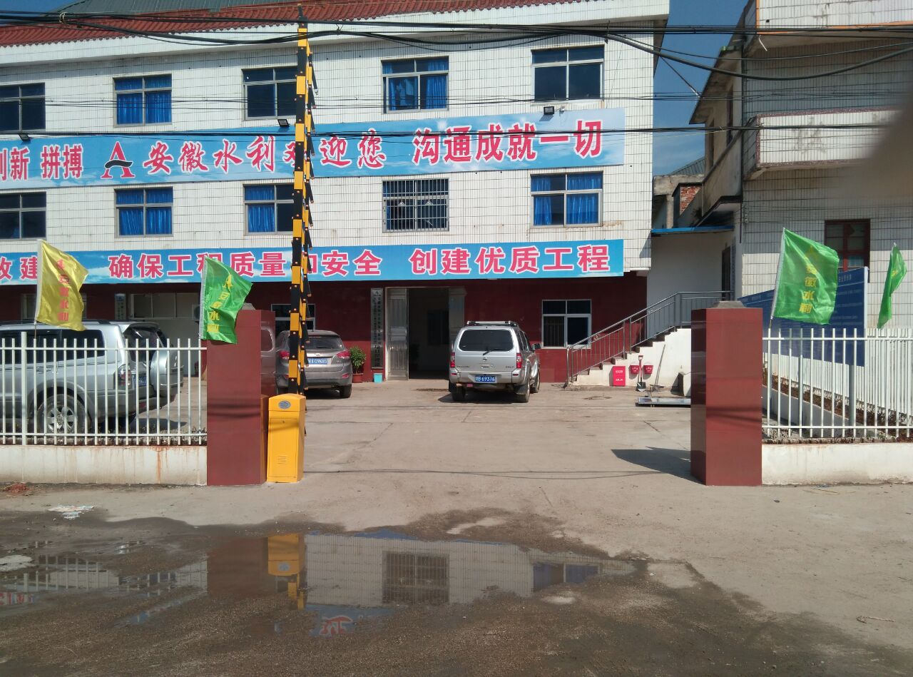 信豐全球通大廈柵欄道閘實例