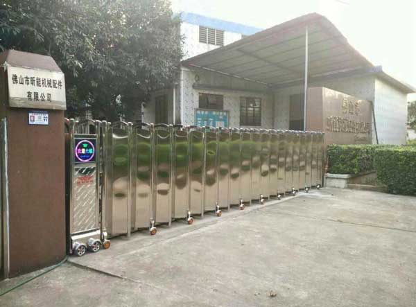 佛山出安智能為佛山市昕能機(jī)械配件有限公司大門(mén)口添加伸縮門(mén)