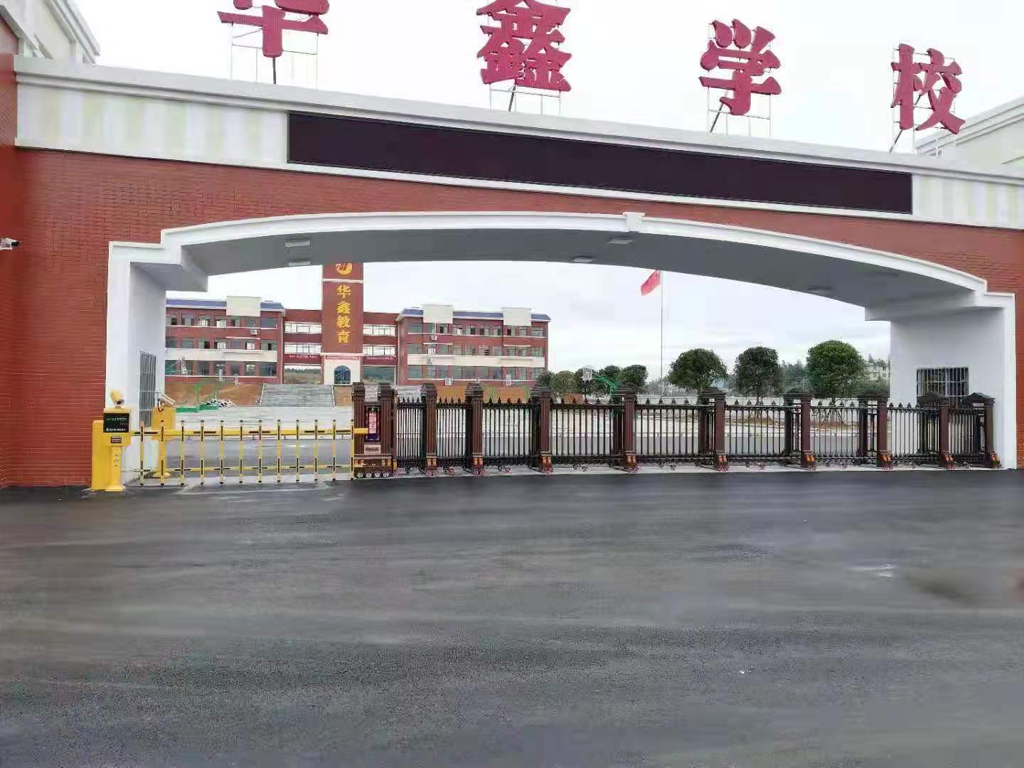 金碧輝煌工程案例 - 中出網(wǎng)-智能出入口與停車(chē)充電門(mén)戶