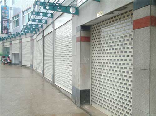 瀏陽(yáng)步行街商鋪卷簾門(mén)案例 - 中出網(wǎng)-智能出入口與停車(chē)充電門(mén)戶(hù)