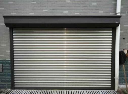 保定出安智能卷簾門成為保定嘉盛光電科技股份有限公司的門柱