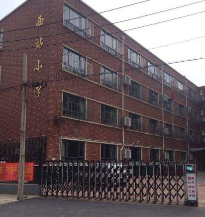 天津市紅橋區(qū)西站小學迎來天津出安智能伸縮門！   