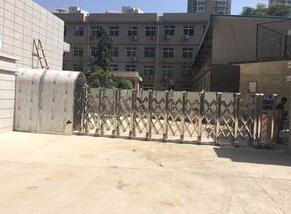 熱烈祝賀寧波出安智能伸縮門進(jìn)駐祥源漫城大門口