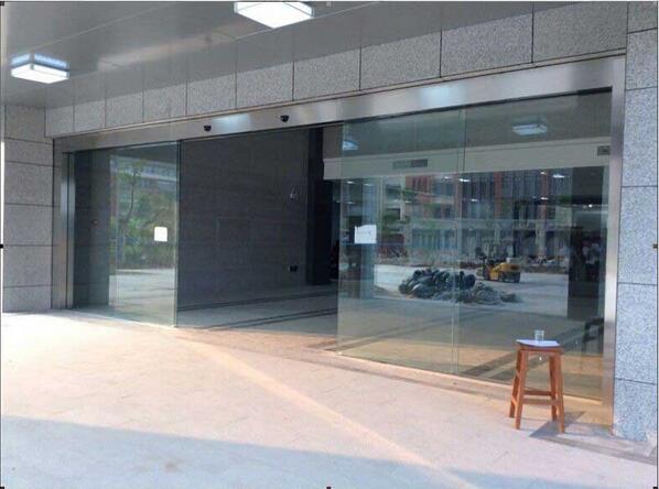 廣州醫(yī)科大學(xué)自動門工程案例 - 中出網(wǎng)-智能出入口與停車充電門戶