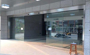 廣州醫(yī)科大學(xué)自動門工程案例 - 中出網(wǎng)-智能出入口與停車充電門戶