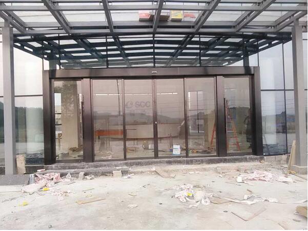 清遠(yuǎn)實創(chuàng)涂料自動門工程案例 - 中出網(wǎng)-智能出入口與停車充電門戶