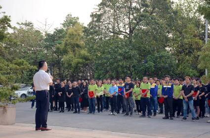 黃董表示，榮高門窗將為員工提供一個團(tuán)結(jié)奮進(jìn)，攜手并進(jìn)的平臺