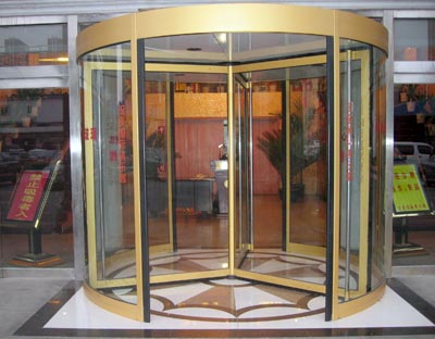 感恩榮耀龍城選擇了南陽(yáng)出安智能旋轉(zhuǎn)門(mén)