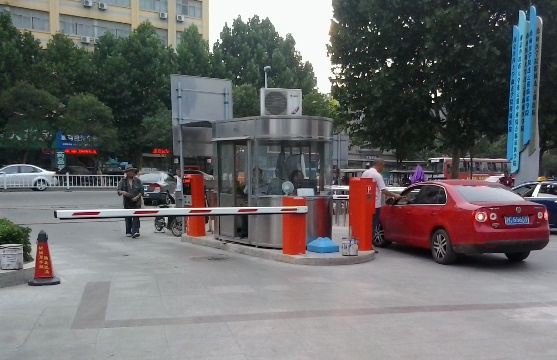 連云港出安智能停車(chē)場(chǎng)系統(tǒng)進(jìn)駐連云港第一人民醫(yī)院西門(mén)