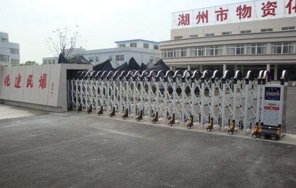湖州出安智能伸縮門進駐湖州物資化建民爆公司大門口