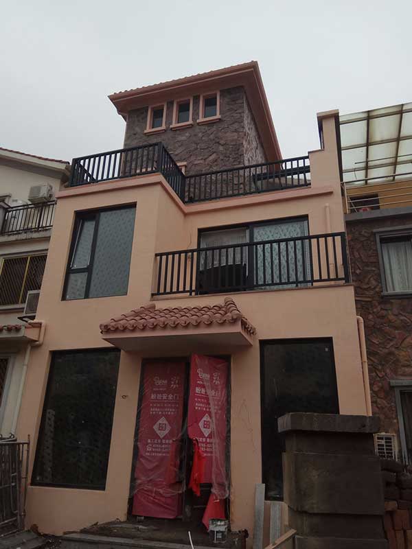 陽光福邸陽臺(tái)護(hù)欄案例 - 中出網(wǎng)-智能出入口與停車充電門戶