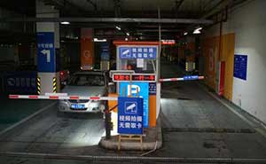 廈門湖里萬(wàn)達(dá)廣場(chǎng)道閘案例 - 中出網(wǎng)-智能出入口與停車充電門戶