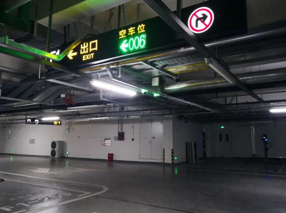 該項目采用恭III停車場（10進10出）+車位引導（2000余車位攝像頭）