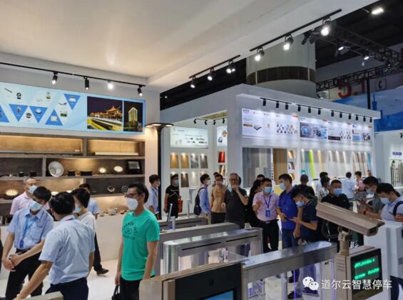 道爾智控與堅(jiān)朗為現(xiàn)場(chǎng)觀眾展示的無(wú)人值守出入口系統(tǒng)