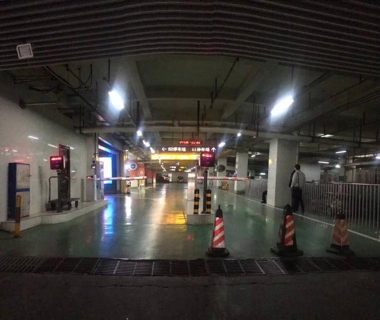 資陽萬達廣場車牌識別系統(tǒng)工程案例 - 中出網(wǎng)-智能出入口與停車充電門戶