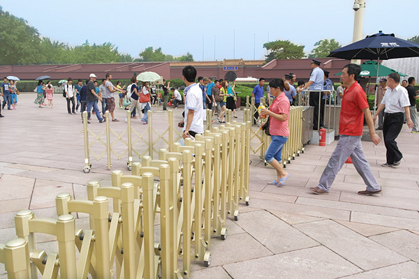 北京天安門(mén)廣場(chǎng)伸縮門(mén)工程案例 - 中出網(wǎng)-智能出入口與停車(chē)充電門(mén)戶