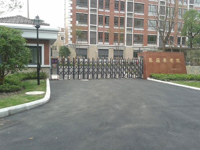 上海張廟養(yǎng)老院伸縮門工程案例 - 中出網(wǎng)-智能出入口與停車充電門戶