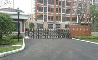 上海張廟養(yǎng)老院伸縮門工程案例