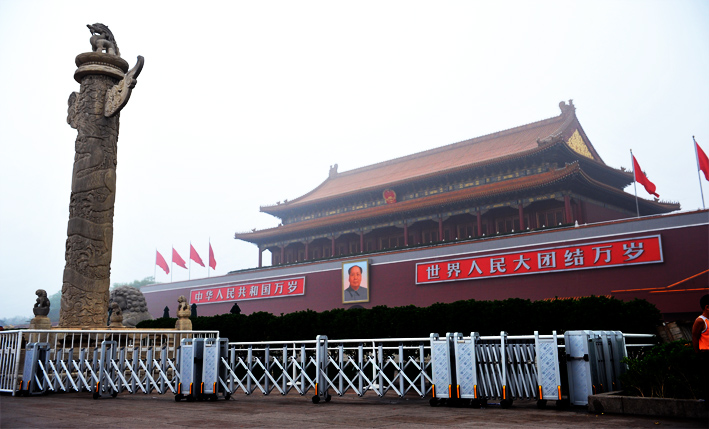 天安門廣場伸縮門工程案例 - 中出網(wǎng)-智能出入口與停車充電門戶