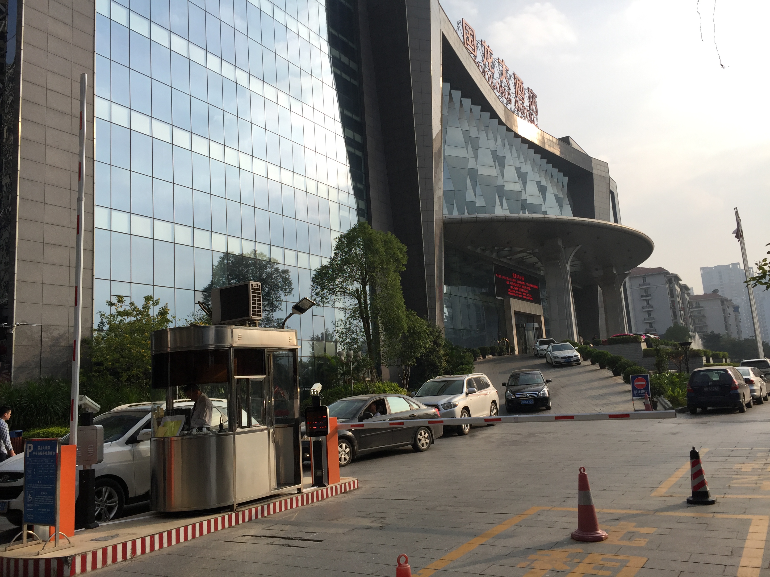 梧州國(guó)龍大酒店西門道閘案例