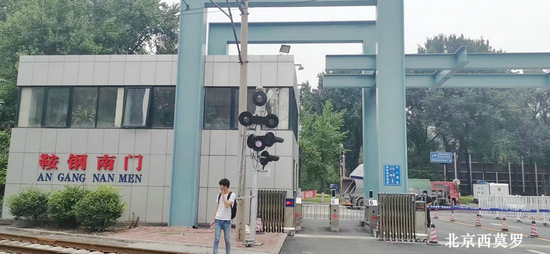 自動橋式擺閘用于集團企業(yè)大門口