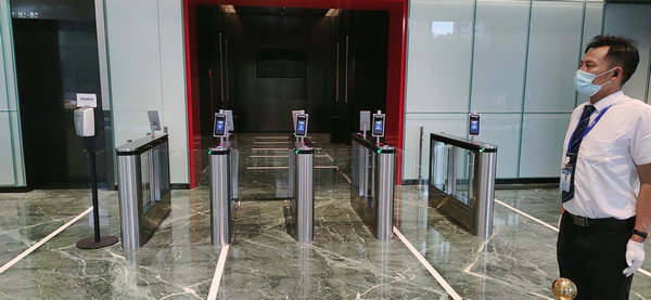 江蘇南京某地產(chǎn)公司人臉識別測溫閘機改造 - 中出網(wǎng)-智能出入口與停車充電門戶