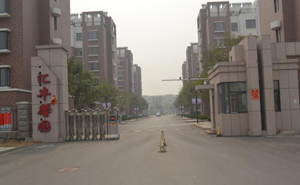 晉城匯邦SOHO現(xiàn)代城伸縮門案例 - 中出網(wǎng)-智能出入口與停車充電門戶