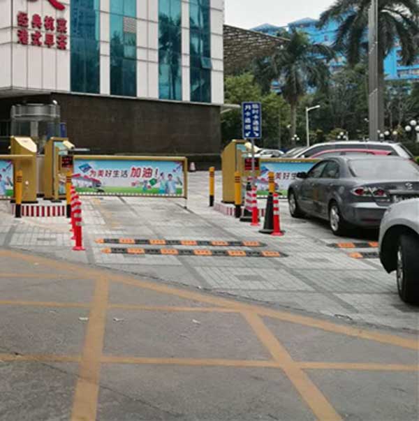 汕尾第一城廣告道閘案例 - 中出網(wǎng)-智能出入口與停車(chē)充電門(mén)戶