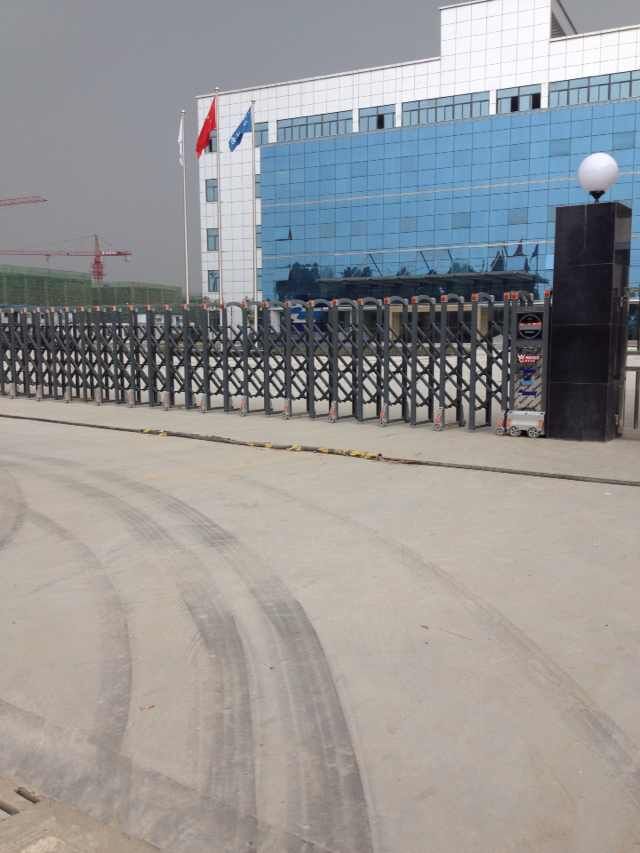 四川青木制藥有限公司（眉山）伸縮門案例 - 中出網(wǎng)-智能出入口與停車充電門戶