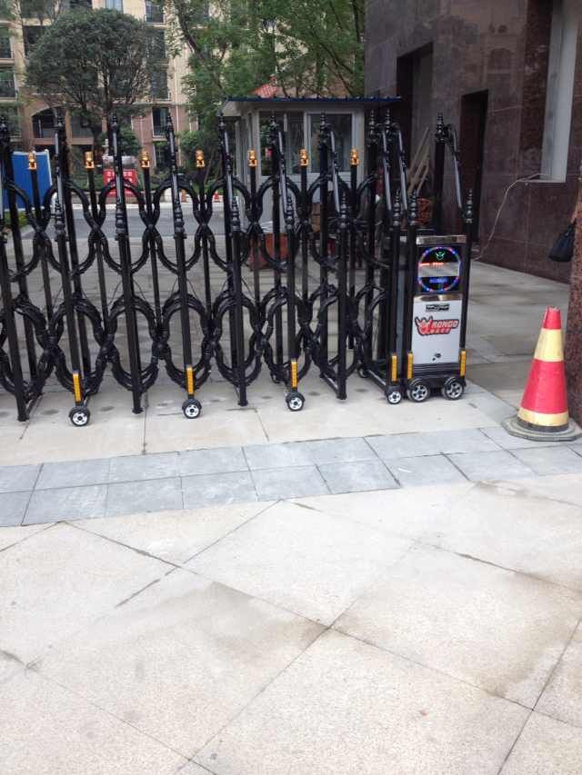 眉山挪威森林高檔小區(qū)（眉山）伸縮門案例 - 中出網(wǎng)-智能出入口與停車充電門戶