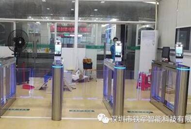 深圳市龍華區(qū)人民醫(yī)院應(yīng)用鐵軍智能“粵康碼”人臉測(cè)溫?cái)[閘