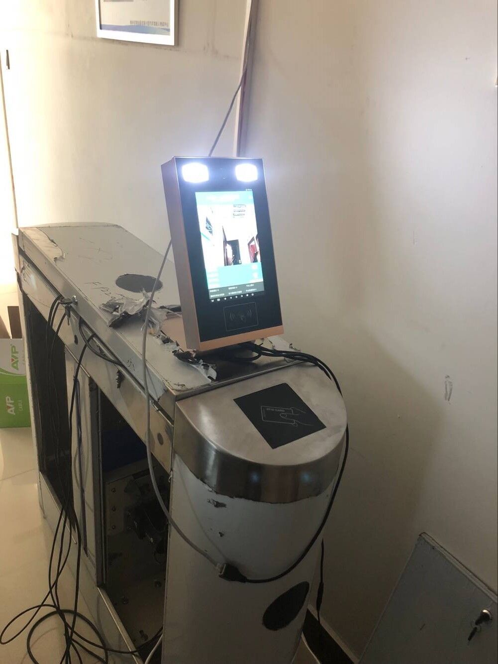 通道閘人臉識別一體機(jī)，動態(tài)人臉識別門禁機(jī)，閘機(jī)伴侶