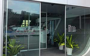 奧迪4S店自動門案例 - 中出網-智能出入口與停車充電門戶