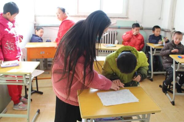 老師們也會(huì)教輕癥兒童一些基礎(chǔ)知識(shí)