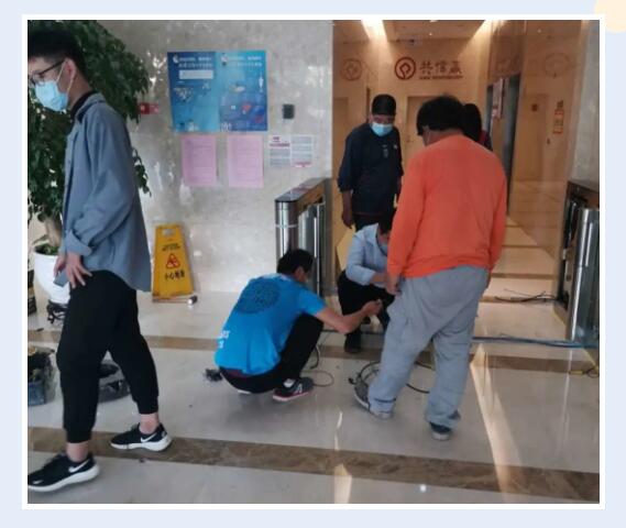 錢林團隊攜帶人臉識別門禁系統(tǒng)為寫字樓增添一道智能化的安全防線！