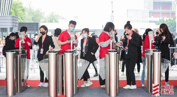 ID700是一款基于安卓系統(tǒng)的功能豐富、擴(kuò)展性強(qiáng)的人證核驗(yàn)神器