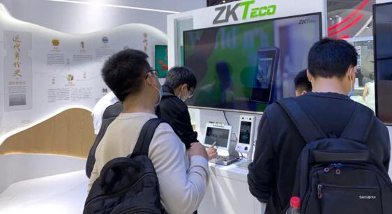 ID860（左）、ID700-C（右）兩款主打明星款人證核驗智能終端亮相展區(qū)