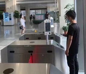 熵基科技“多驗(yàn)合一”智慧防疫出入口解決方案助力麻城市人民醫(yī)院出入口智慧升級(jí)