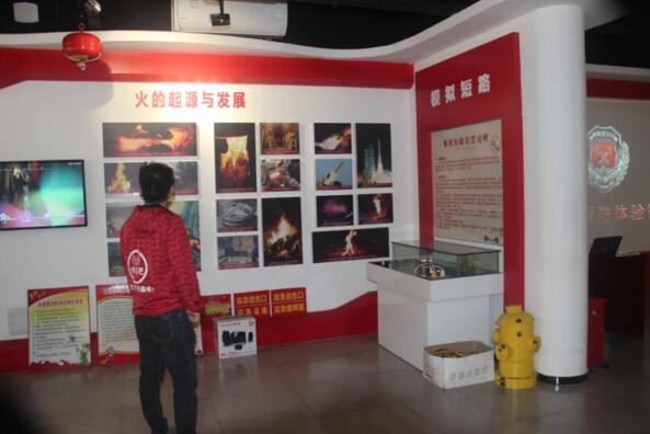 高壘各個員工在消防體驗館打卡