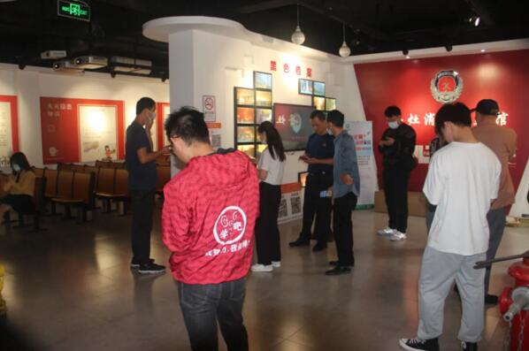 高壘各個員工在消防體驗館打卡