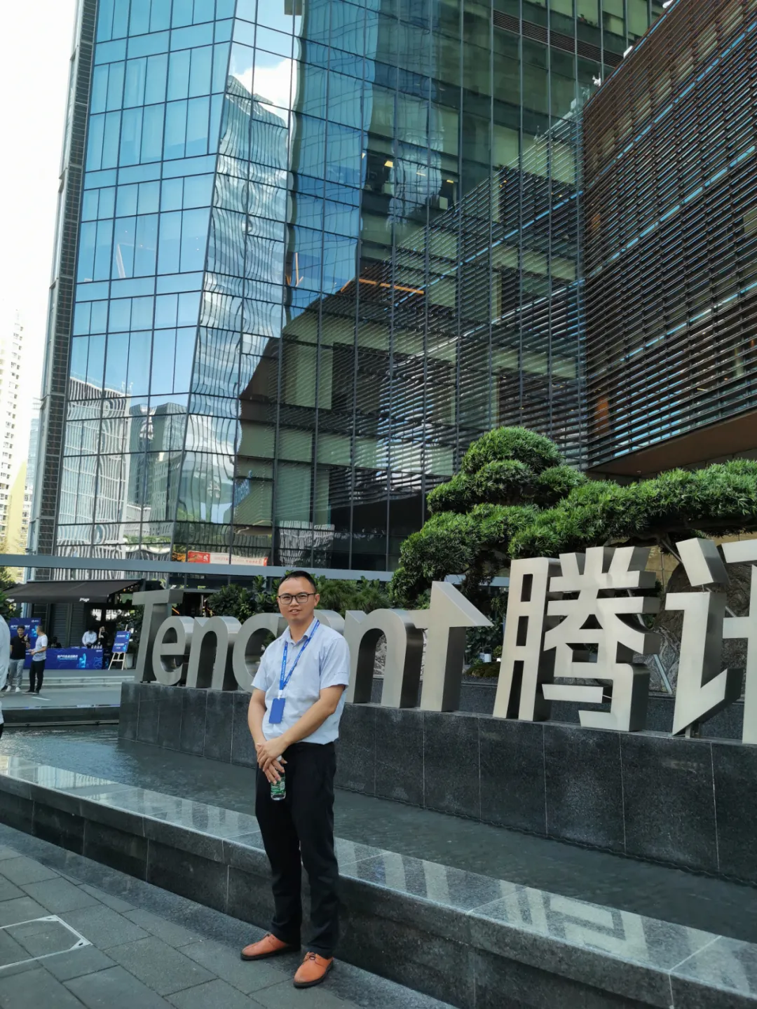 高壘智能董事長及近30企業(yè)家骨干會員企業(yè)的代表在騰訊濱海大廈