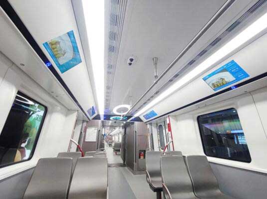 在十八號(hào)線的各車(chē)站的出入口、站廳、站臺(tái)門(mén)、車(chē)廂內(nèi)均安裝不同類(lèi)型的電子信息屏