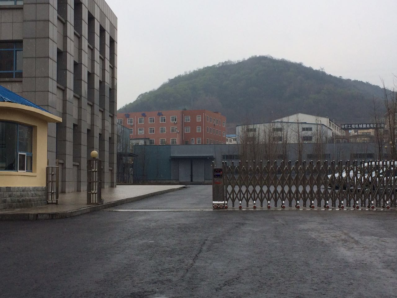 大連甘井子區(qū)棠梨溝灤壇科技公司電動(dòng)伸縮門(mén)案例 - 中出網(wǎng)-智能出入口與停車(chē)充電門(mén)戶(hù)