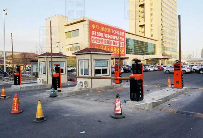 吉林省長(zhǎng)春市會(huì)展中心兩進(jìn)三出停車場(chǎng)系統(tǒng)案例 - 中出網(wǎng)-智能出入口與停車充電門(mén)戶