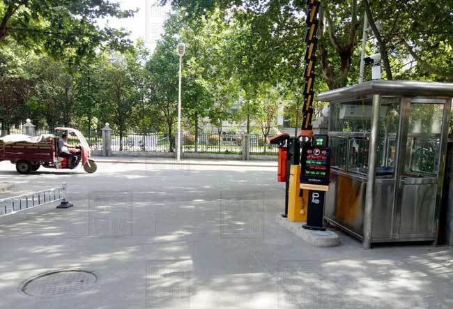 陜西西安市火箭工程大學(xué)家屬院車牌識(shí)別案例 - 中出網(wǎng)-智能出入口與停車充電門戶