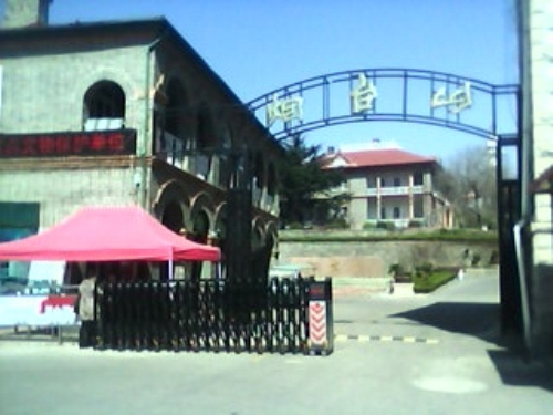 煙臺(tái)山公園伸縮門案例 - 中出網(wǎng)-智能出入口與停車充電門戶